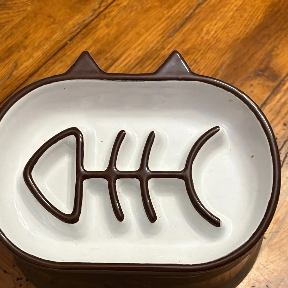 Grey Ceramic Cat Feeder with Fishbone Design